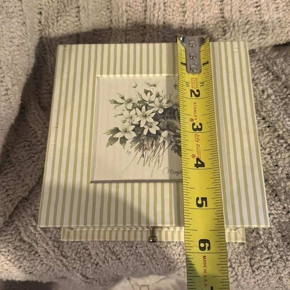 Nature’s Sketchbook by Marjolein Bastin sage green /cream keepsake and note box